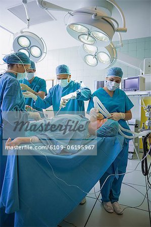 Équipe de chirurgie faisant une opération sur un patient