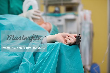 Patient inconscient avec un tensiomètre sur son doigt