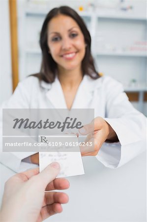 Pharmacien souriant recevoir une prescription d'un client