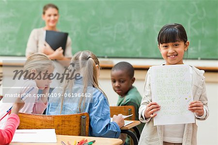 Étudiante souriante avec son cahier d'exercices