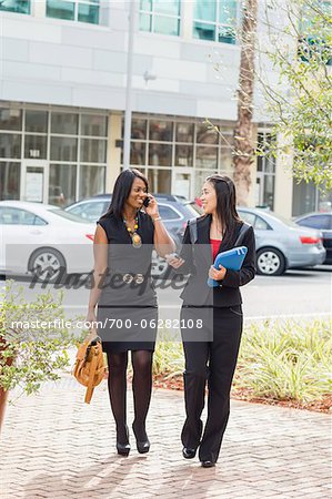 Deux femmes d'affaires à pied