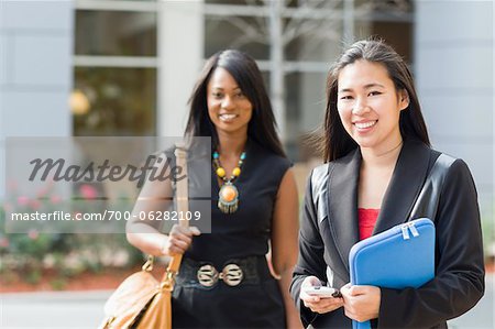 Les femmes d'affaires en plein air