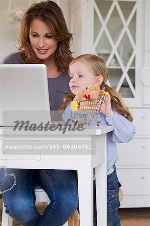 Mère et fille à l'aide d'ordinateur portable