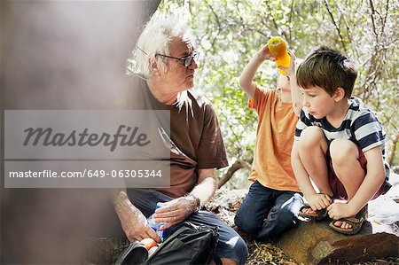 Père et son fils joue dans la forêt