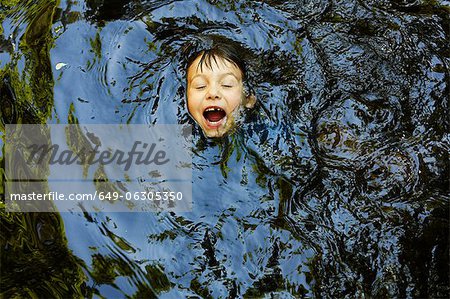 Laughing boy, baignade en rivière