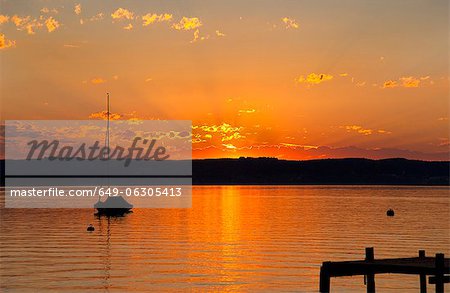 Sonnenuntergang über dem See noch ländlichen