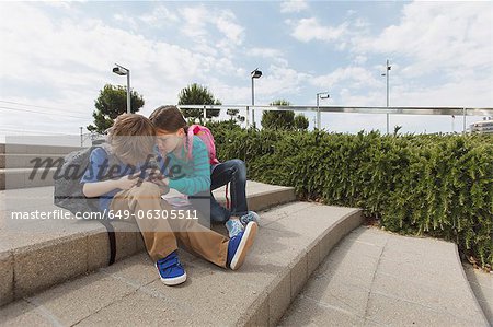 Enfants parler sur les marches en plein air