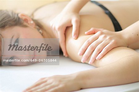 Gros plan de femme jouissant de massage