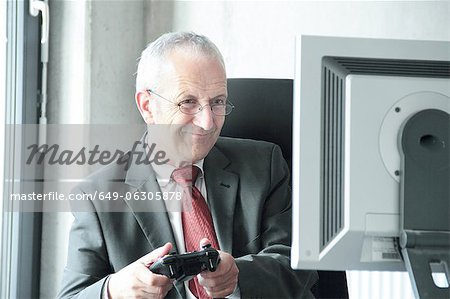 Homme d'affaires, jouer à des jeux vidéo au bureau