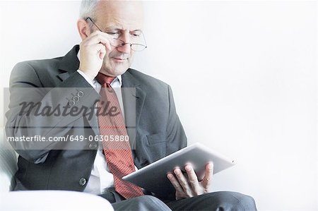 Geschäftsmann mit Tablet PC