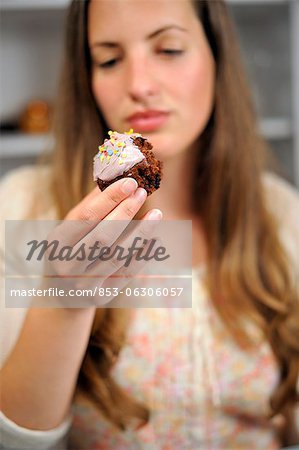 Junge Frau Betrieb muffin
