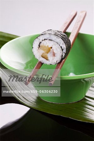 Maki sushi avec hareng et cornichons