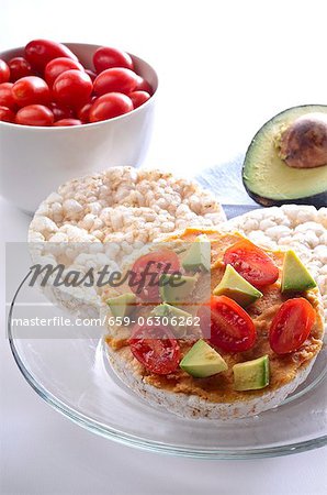 Reiskuchen mit Hummus, Tomaten und Avocado