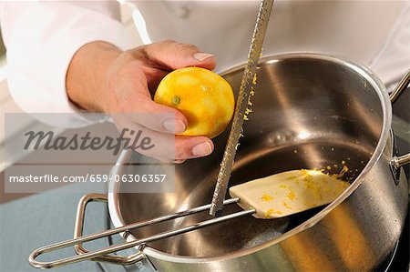 Râper le zeste de citron (bio)