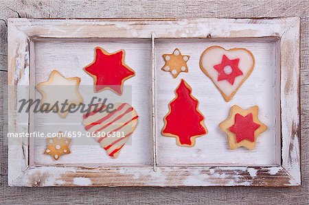 Verschiedene Weihnachtsplätzchen im Holzgestell Verschiedene Weihnachtsplätzchen im Holzgestell