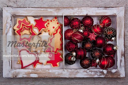 Weihnachtskekse und Christbaumschmuck Kugel in einen hölzernen Rahmen Weihnachtskekse und Christbaumschmuck Kugel in einen hölzernen Rahmen