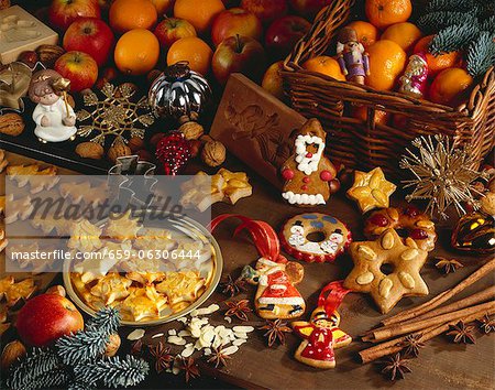 Un arrangement de Noël de mandarines et de biscuits Un arrangement de Noël de mandarines et de biscuits
