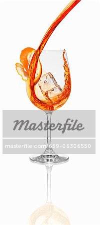 Aperol versé dans un verre avec un glaçon Aperol versé dans un verre avec un glaçon
