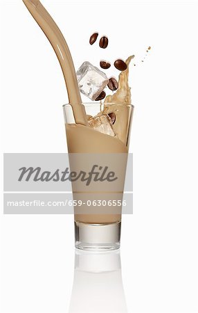 Café glacé étant versé dans un verre Café glacé étant versé dans un verre