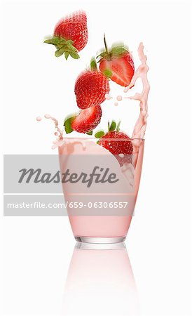 Fraises tomber dans un verre de lait fraise Fraises tomber dans un verre de lait fraise