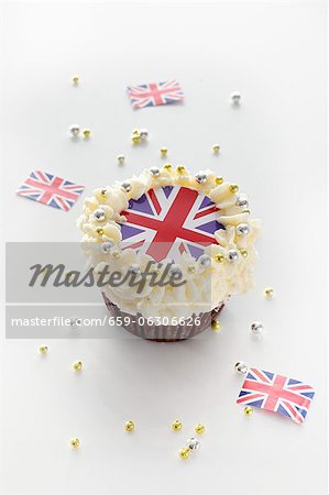 Un petit gâteau garni de crème et un Union Jack Un petit gâteau garni de crème et un Union Jack