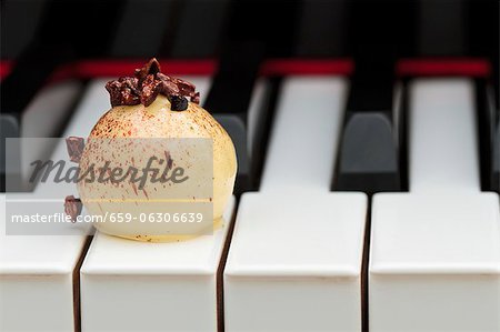 Weiße Schokolade Praliné auf einem Klavier