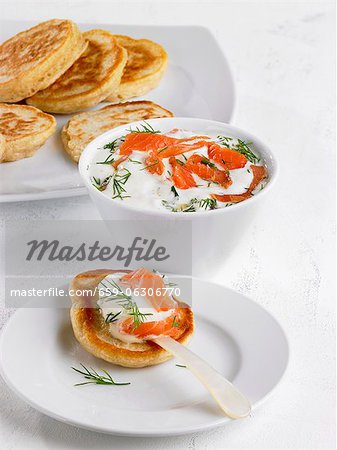 Blinis mit Lachs und Joghurt gekrönt