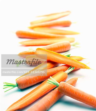 Karotten, ganze und halbierte