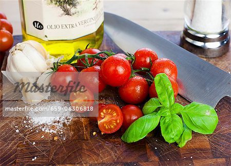 Tomates cerises, basilic, sel, ail et huile d'olive