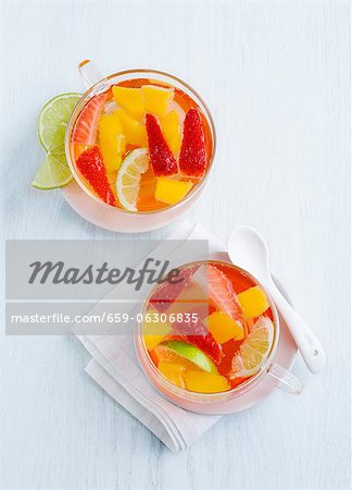 Punch aux fruits avec fraises et mangue (vue de dessus)