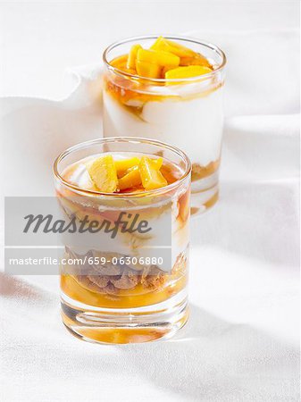 Mehrschichtige Wüsten mit Mango, Joghurt und amarettini