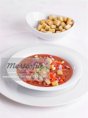 Gaspacho avec croûtons dans un bol de soupe