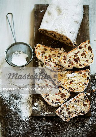 Weihnachten Christstollen, in Scheiben geschnitten, von oben gesehen