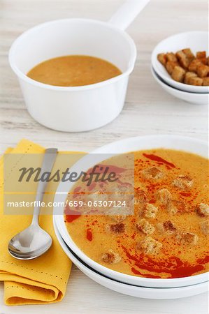 Soupe de lentilles rouges avec croûtons