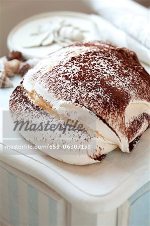 Un Cookie de Meringue saupoudré de poudre de cacao