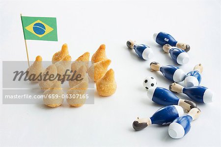 Salgadinhos avec une décorations de drapeau et le football brésilien