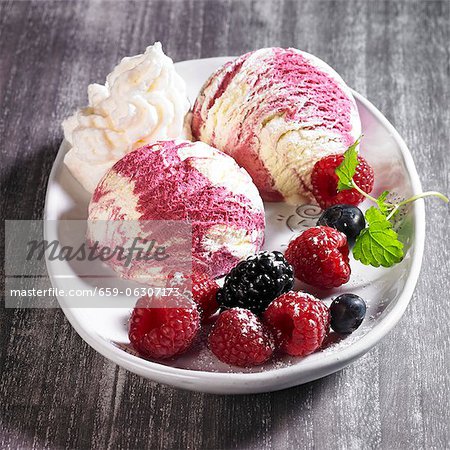 Vanille und Beeren-Eis mit Puderzucker, Zucker, Sahne und Zitrone-Balsam