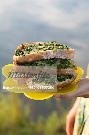 Bruschetta aux herbes sur une plaque de plastique jaune