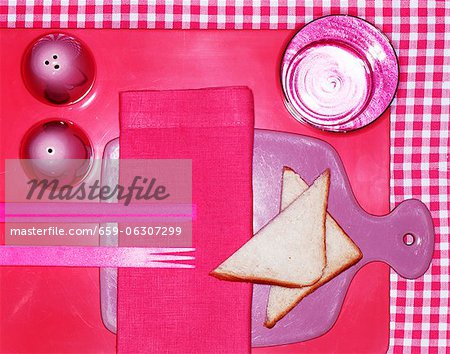 Un cadre de place rose avec triangles de pain grillé