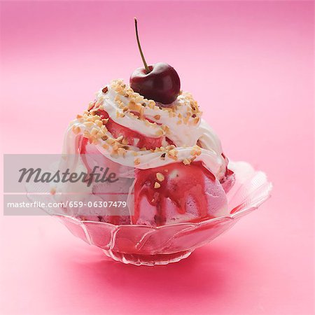 Framboise et glace vanille, sauce à la crème et framboises Framboise et glace vanille, sauce à la crème et framboises