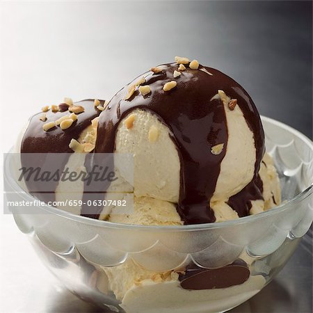 Vanilla ice cream with chocolate sauce and chopped nuts