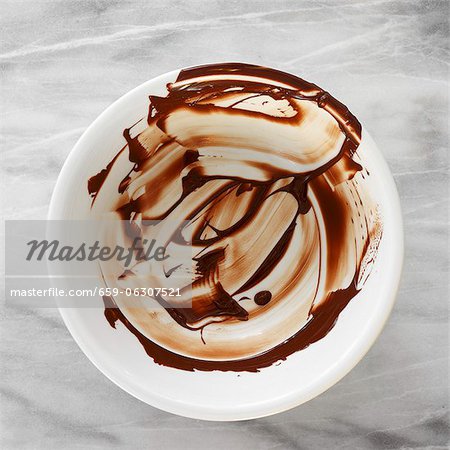 Restes de chocolat dans un bol de porcelaine (vue de dessus) Restes de chocolat dans un bol de porcelaine (vue de dessus)