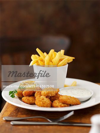 Brot, gebratenen Garnelen mit einem Sprung und chips