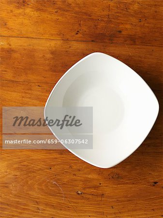 Un bol de porcelaine blanche sur une surface en bois (vue de dessus) Un bol de porcelaine blanche sur une surface en bois (vue de dessus)