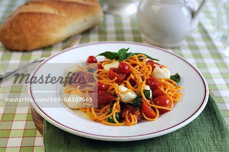 Spaghetti with cherry tomatoes, mozzarella and basil