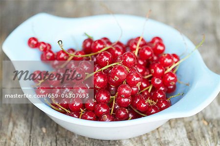 Groseilles rouges dans un bol