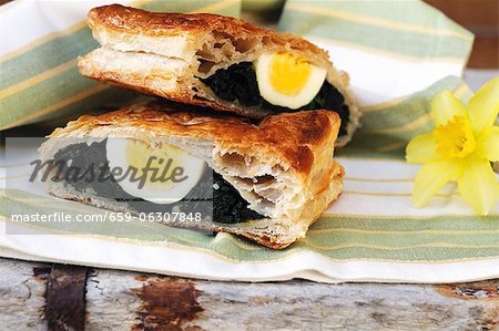 Strudel aux épinards avec des oeufs de Pâques (Italie)