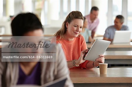 Frau mit digitalen Tablet in Klasse