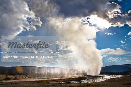 Old Faithful geyser en éruption, Parc National de Yellowstone, Wyoming, USA