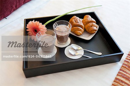 Frühstück Tablett mit Kaffee und kalten-